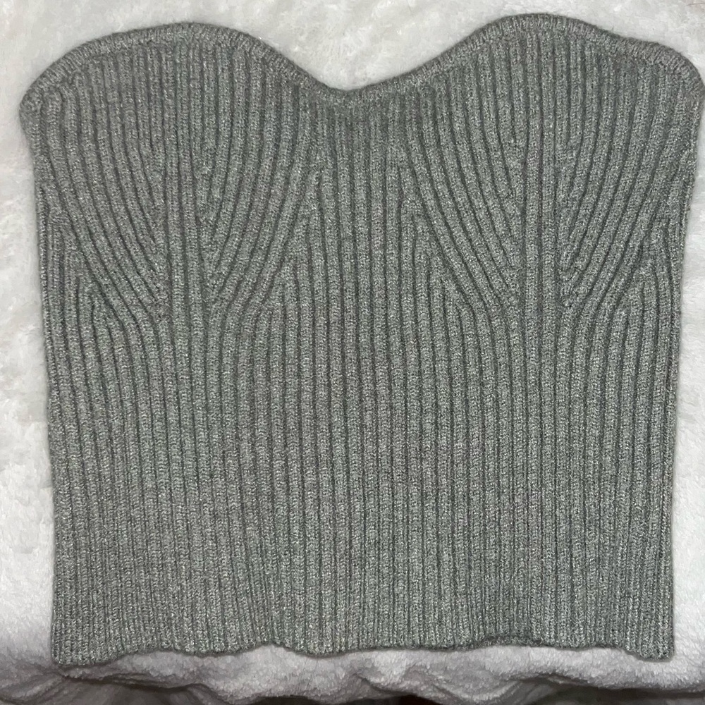 Green olive colored tube top cotton. Flexible with sizing. Stays on very well.